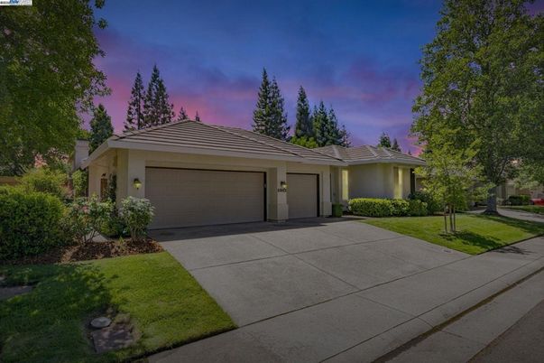 Attached, Exterior, Facade, Ranch