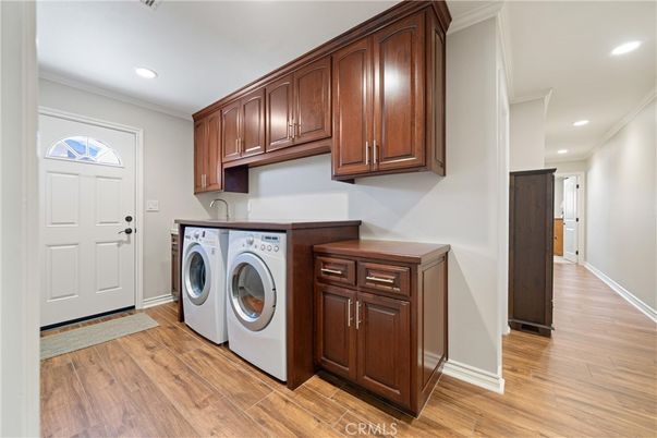 Interior, Recessed Lighting, Washer, Wood Texture Flooring