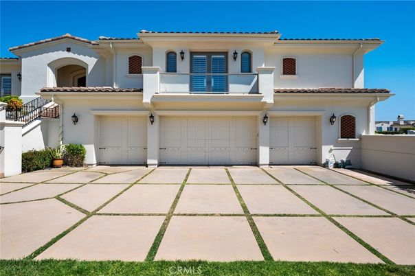 Attached, Exterior, Facade, Mediterranean