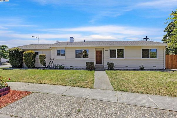 Exterior, Facade, Ranch