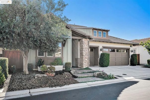 Attached, Exterior, Facade, Mediterranean