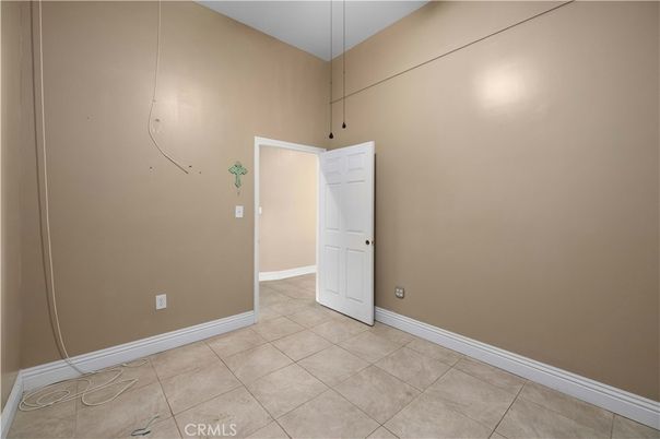 Empty room, Interior