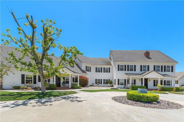 Exterior, Facade, Farmhouse