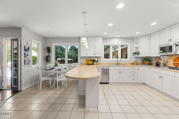Dining room, Interior, Kitchen, Pendant Lights, Recessed Lighting, Stainless Steel Appliances