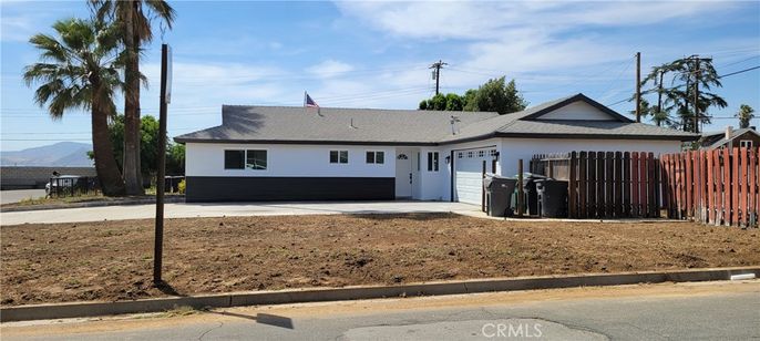 Attached, Exterior, Facade, Ranch