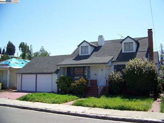 Attached, Exterior, Facade, Cape Cod