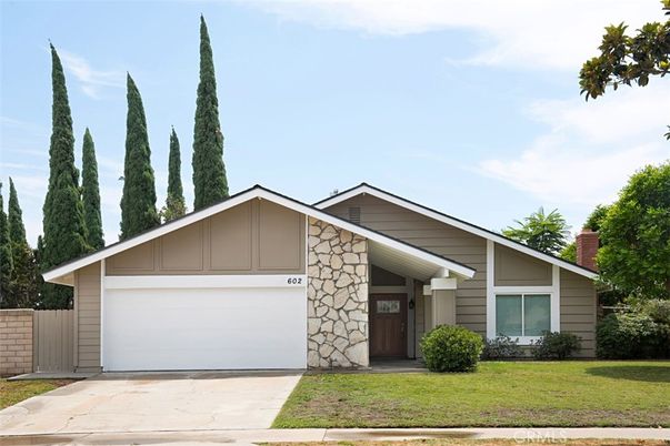 Attached, Exterior, Facade, Ranch