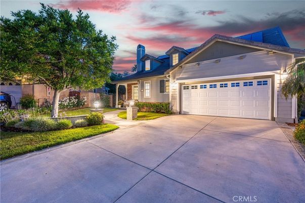 Attached, Exterior, Facade, American Craftsman