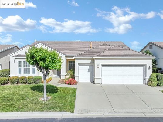 Attached, Exterior, Facade, Ranch