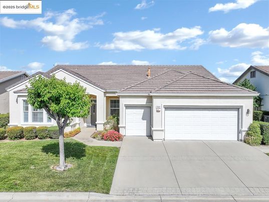 Attached, Exterior, Facade, Ranch