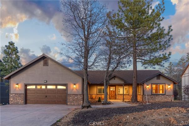 Attached, Exterior, Facade, Ranch