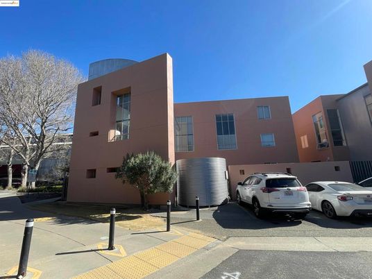 Exterior, Facade, Modern