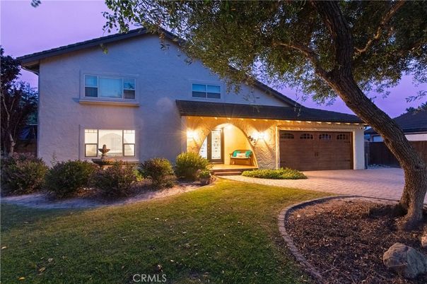 Attached, Backyard, Exterior, Facade, Modern