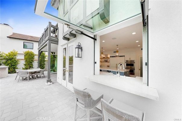 Exterior, Kitchen, Stainless Steel Appliances