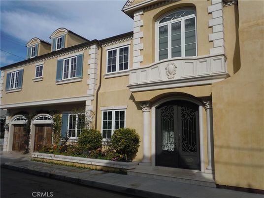 Exterior, Facade, Rowhouse