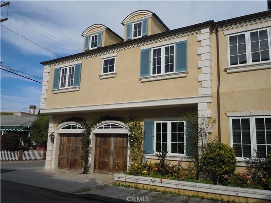 Attached, Exterior, Facade, Rowhouse