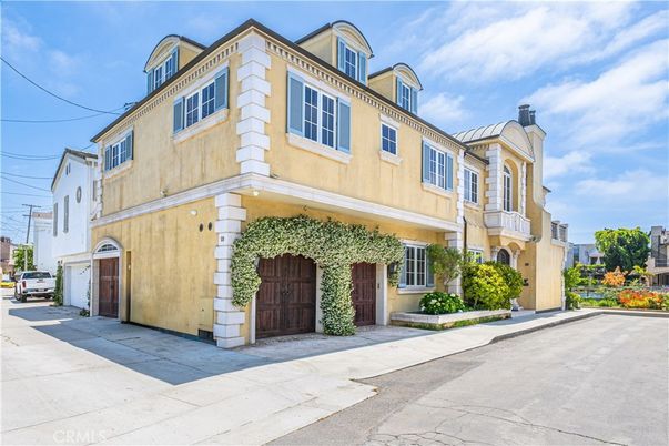 Attached, Exterior, Facade, French Provincial