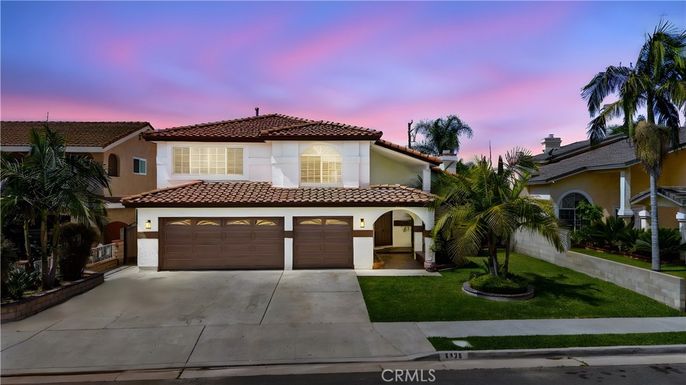 Attached, Exterior, Facade, Mediterranean
