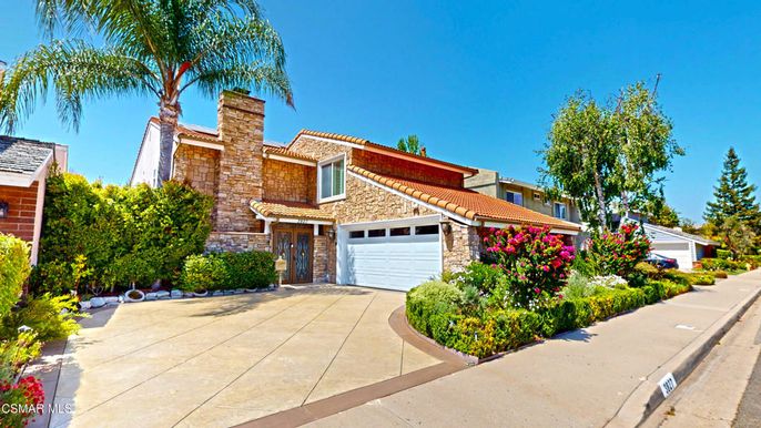 Attached, Exterior, Facade, Mediterranean