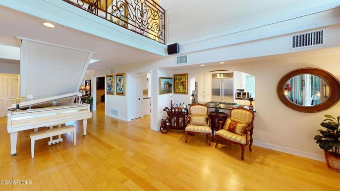 Interior, Piano, Recessed Lighting, Wood Texture Flooring