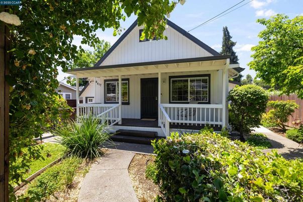 Exterior, Facade, Queen Anne Victorian