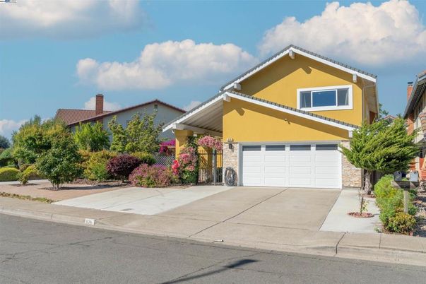 Attached, Exterior, Facade, American Craftsman