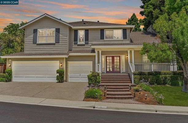 Attached, Exterior, Facade, American Craftsman