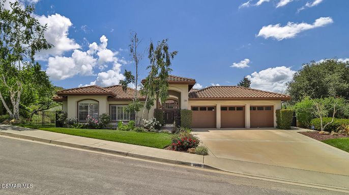 Attached, Exterior, Facade, Mediterranean