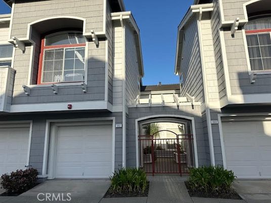 Attached, Exterior, Facade, Rowhouse