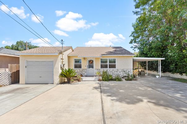 Attached, Exterior, Facade, Ranch