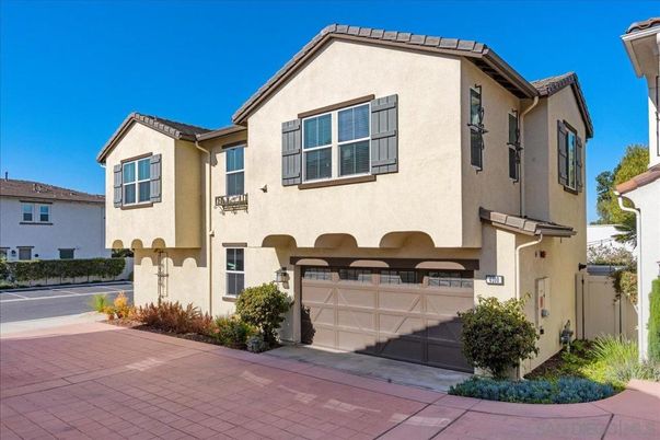 Attached, Exterior, Facade, Mediterranean