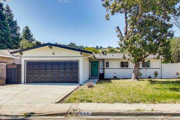 Attached, Exterior, Facade, Ranch