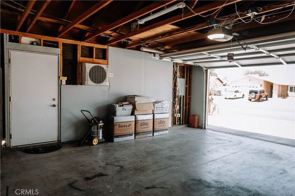 Garage, Interior, Wooden Beams