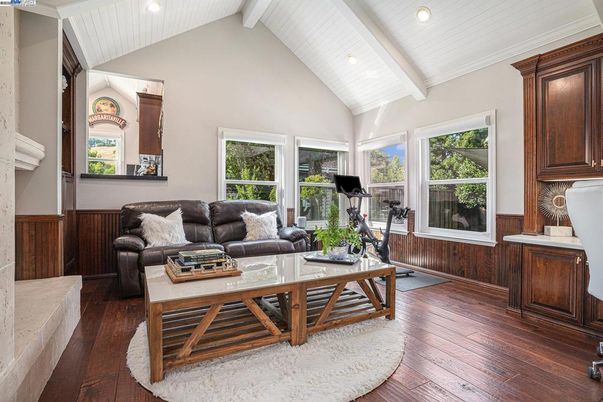Fitness Equipment, Interior, Living room, Recessed Lighting, Wood Texture Flooring