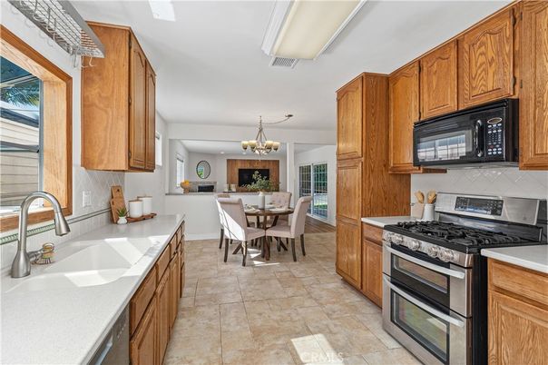 Chandelier, Dining room, Interior, Kitchen, Stainless Steel Appliances