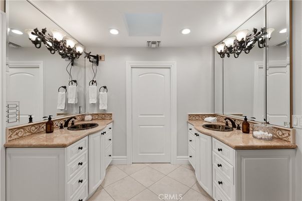 Bathroom, Dual Sink Vanities, Interior, Recessed Lighting
