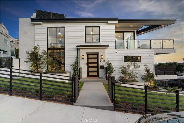 Exterior, Facade, Modern