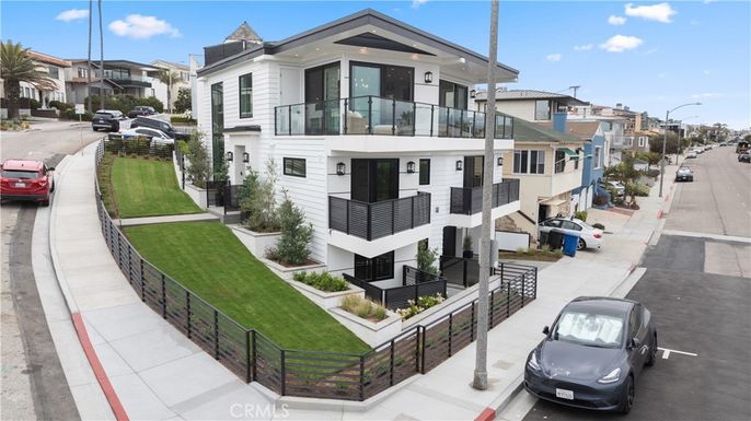 Exterior, Facade, Modern