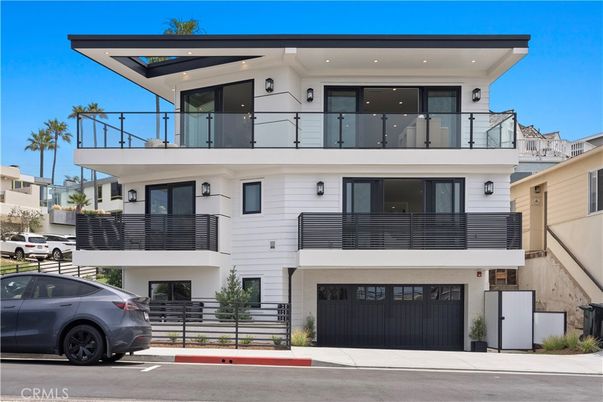 Attached, Exterior, Facade, Modern
