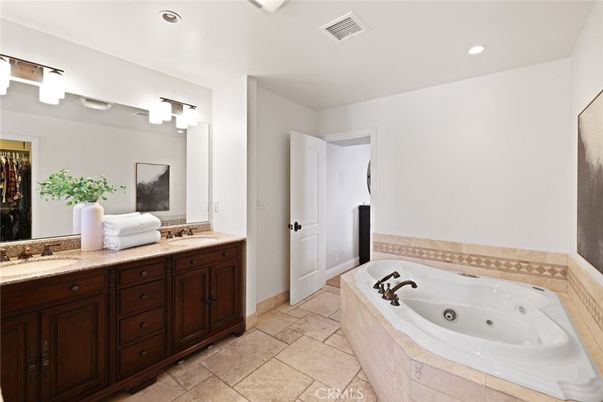 Bathroom, Dual Sink Vanities, Interior, Recessed Lighting