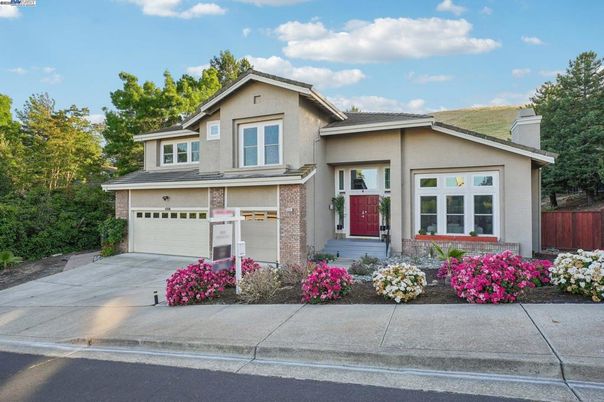 Attached, Exterior, Facade, American Craftsman