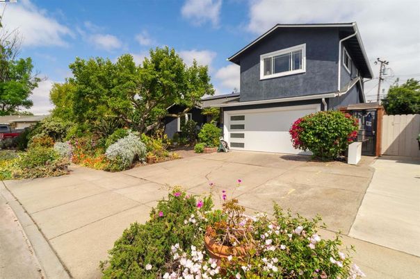 Attached, Exterior, Facade, American Craftsman