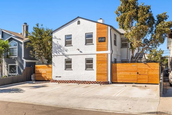Exterior, Facade, Rowhouse