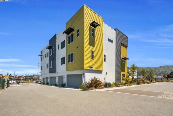 Attached, Exterior, Facade, Rowhouse