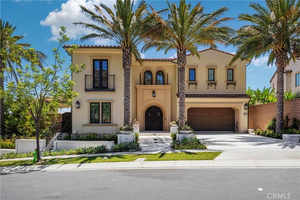 Attached, Exterior, Facade, Mediterranean
