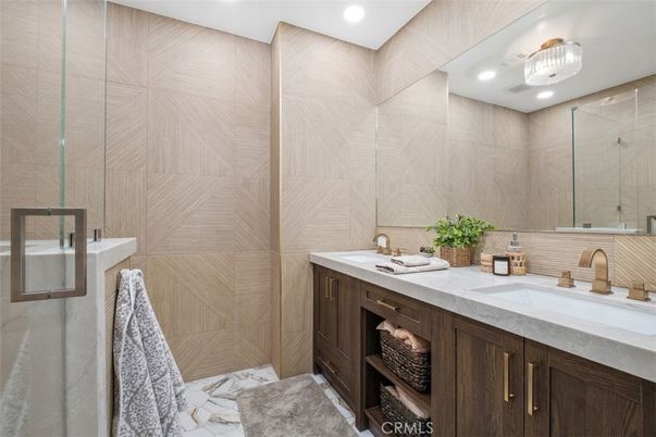 Bathroom, Dual Sink Vanities, Interior, Recessed Lighting