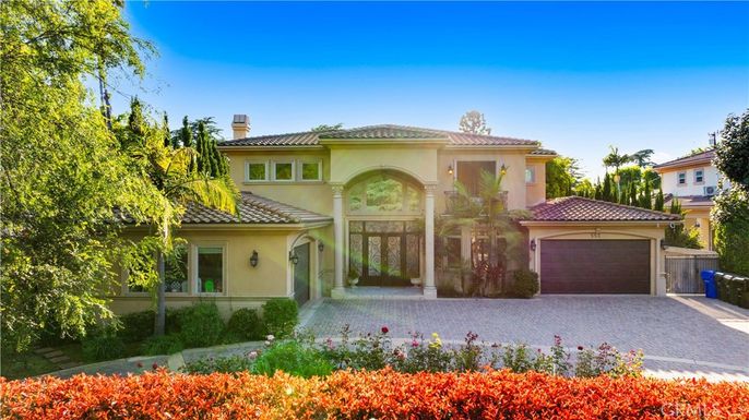 Attached, Exterior, Facade, Mediterranean