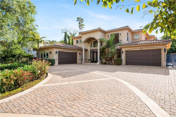 Attached, Exterior, Facade, Mediterranean