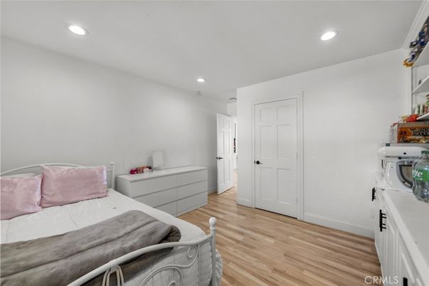 Bedroom, Interior, Recessed Lighting, Washer, Wood Texture Flooring