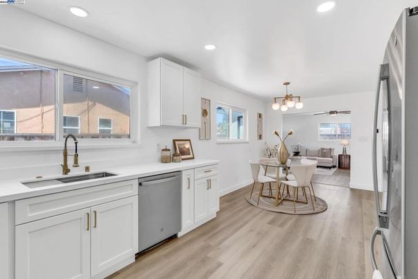 Chandelier, Dining room, Interior, Kitchen, Pendant Lights, Recessed Lighting, Wood Texture Flooring
